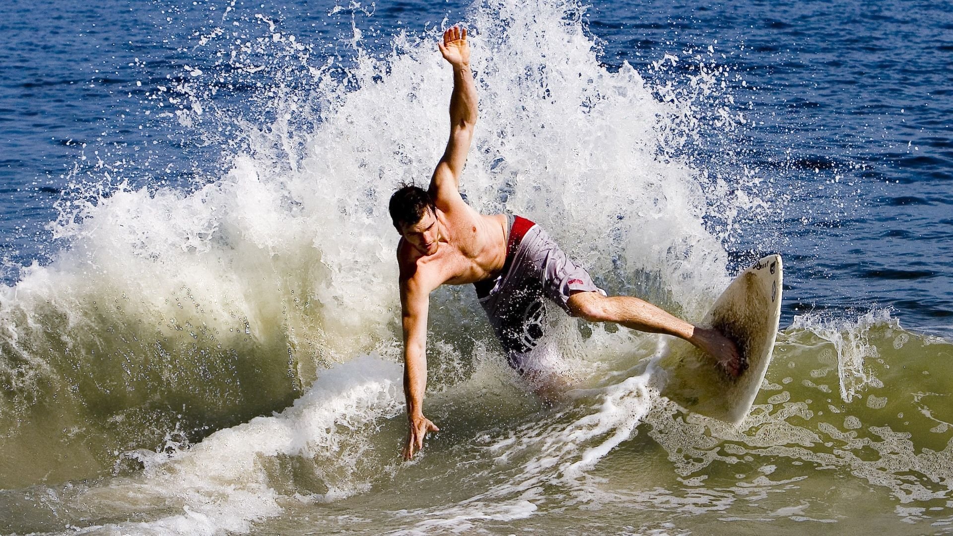 足球训练加入防摔保护技能教学内容，足球运动防护